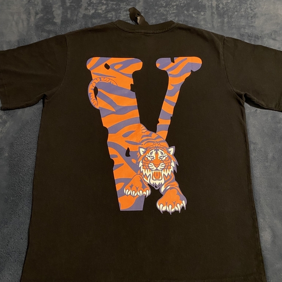 VLONE Big V Logo Staple Detroit Tigers Print Striped Shirt - Picture 1 of 3